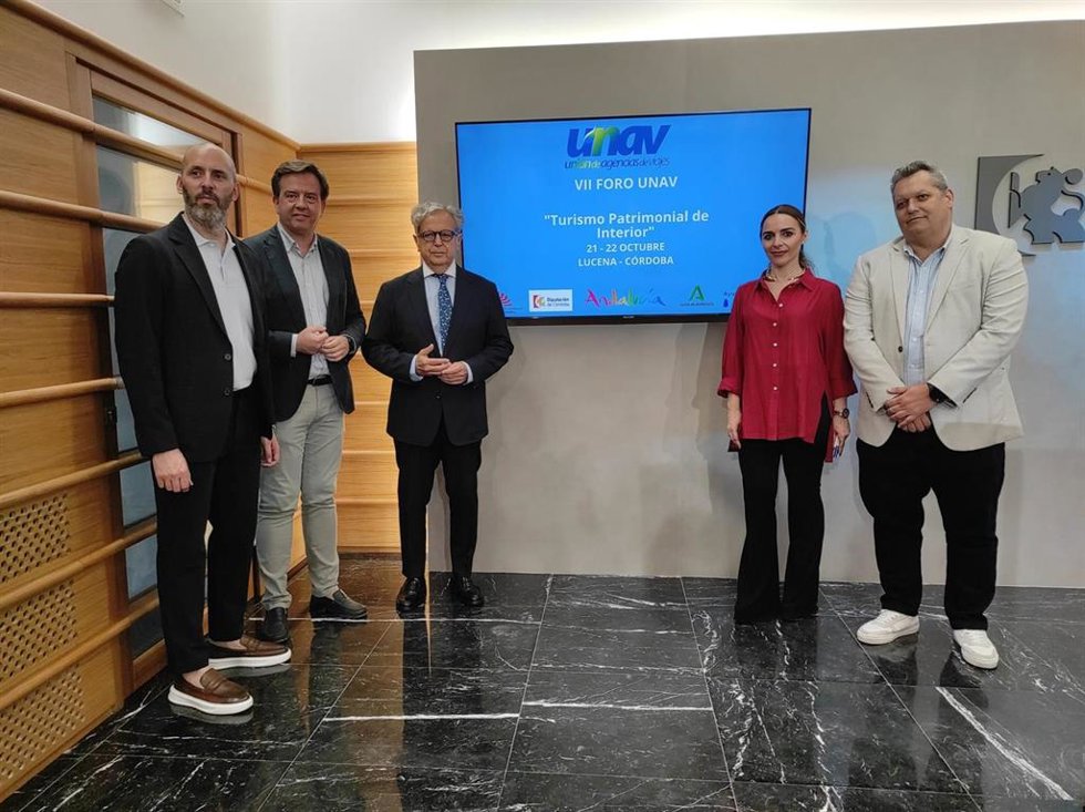 El presidente de la Diputación de Córdoba, Salvador Fuentes (centro), en la presentación del VII Foro UNAV para el Futuro del Turismo.