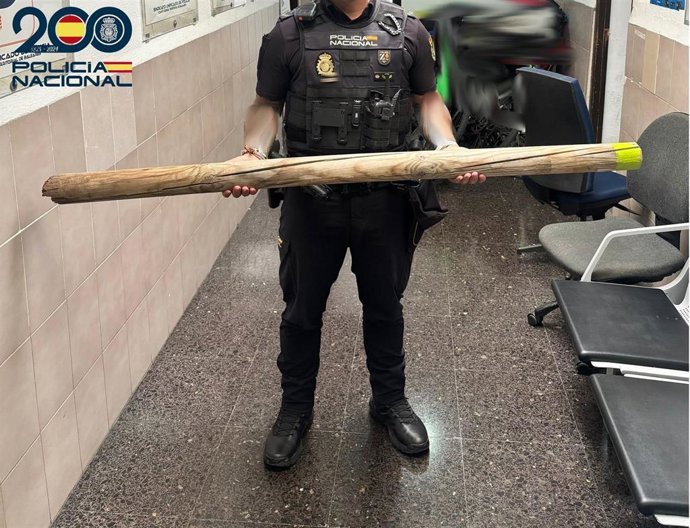 Detenida por amenazar con un gran palo de madera a una pareja que la había acogido en casa unos días.
