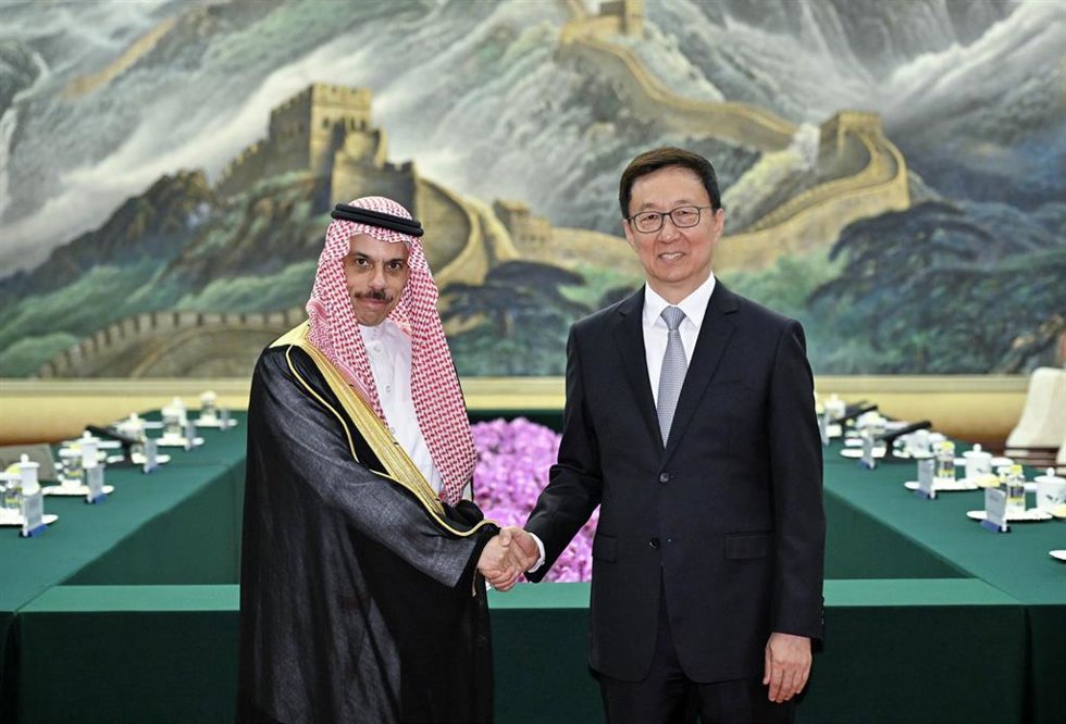 El ministro de Exteriores saudí, Faisal bin Farhan, se reúne con el vicepresidente de China, Han Zheng, en Pekín.