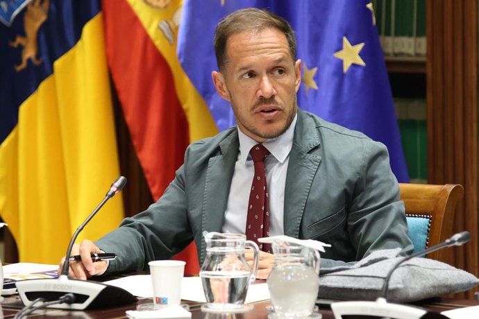 Archivo - El consejero de Transición Ecológica y Energía del Gobierno de Canarias, Mariano Hernández Zapata, en comisión parlamentaria