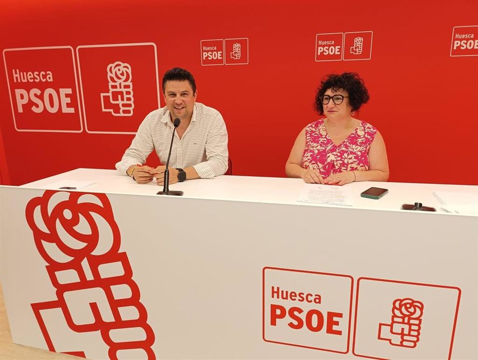 El portavoz del PSOE en la Diputación Provincial de Huesca (DPH), Antonio Biescas, y la portavoz adjunta, Gema Betorz.