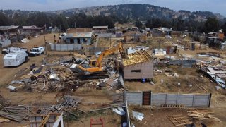 San Antonio, 12 de enero  2026 Maquinas retroexcavadoras destruyen viviendas construidas en la megatoma ubicada en el Cerro Centinela, durante el operativo de desalojo Juan Gonzalez/ Aton Chile