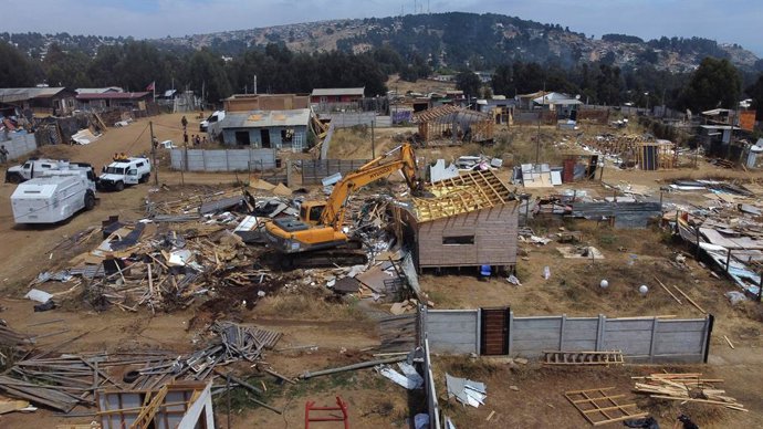 San Antonio, 12 de enero  2026 Maquinas retroexcavadoras destruyen viviendas construidas en la megatoma ubicada en el Cerro Centinela, durante el operativo de desalojo Juan Gonzalez/ Aton Chile