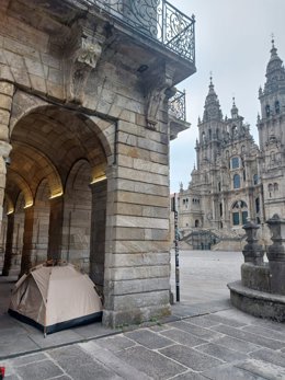 Peregrino acampa no Obradoiro em 29 de junho de 2026