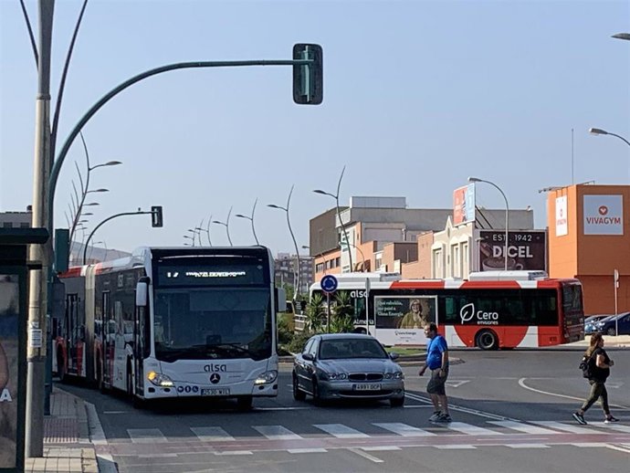 Archivo - Parada de autobús urbano en la Avenida del Mediteráneo de Almería