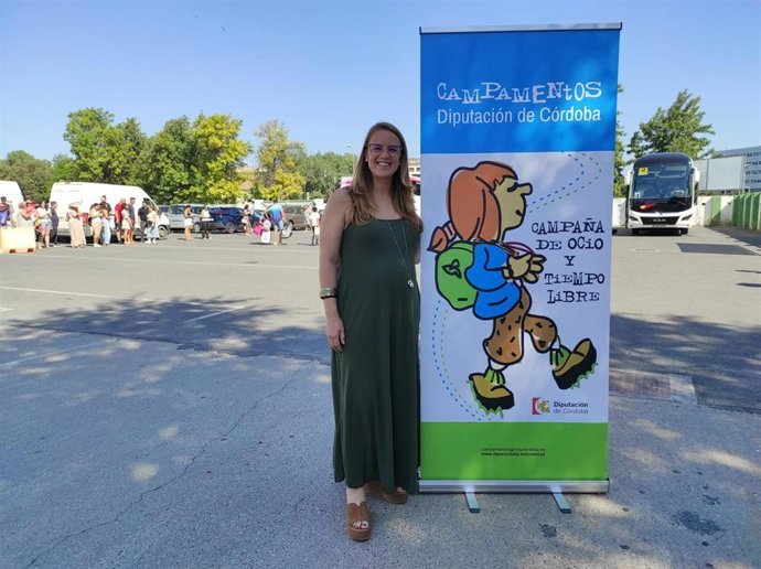 La delegada de Desarrollo Tecnológico, Transformación Digital y Juventud de la Diputación de Córdoba, Sara Alguacil, en la despedida a los niños que marchan a los campamentos en Cerro Muriano.