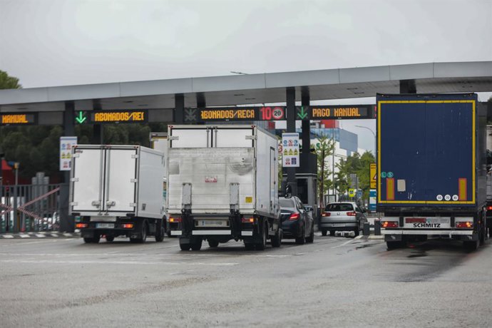Archivo - Arquivo - Vários caminhões aguardam para passar pelo pedágio de acesso ao Mercamadrid