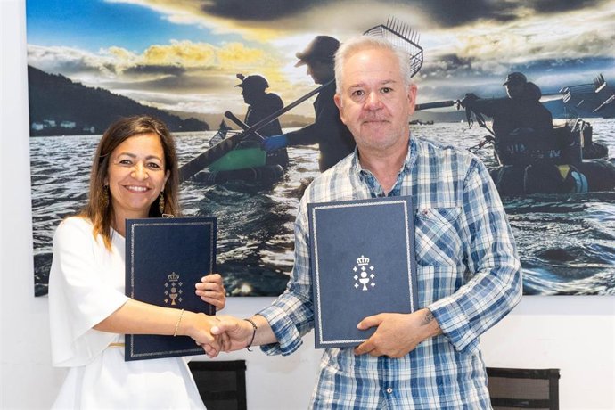 La conselleira do Mar, Marta Villaverde, firma el convenio con la Sociedade Cooperativa Galega Ría de Arousa.