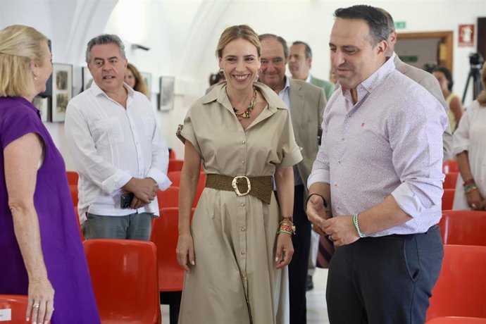 La presidente de la Diputación de Cádiz, Almudena Martínez, en la presentación de la revista Verano del Grupo Joly.