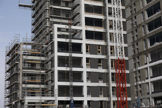 Archivo - Una grúa en un edificio en obras, a 11 de febrero de 2022, en Madrid (España). La reciente aprobación de la reforma laboral trae consigo modificaciones. Una de ellas afectará a los trabajadores de la construcción. En concreto, unos 280.000 emple