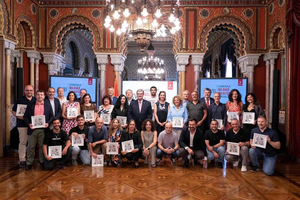 El alcalde de Bilbao, Juan Mari Aburto, con las personas mentoras homenajeadas.