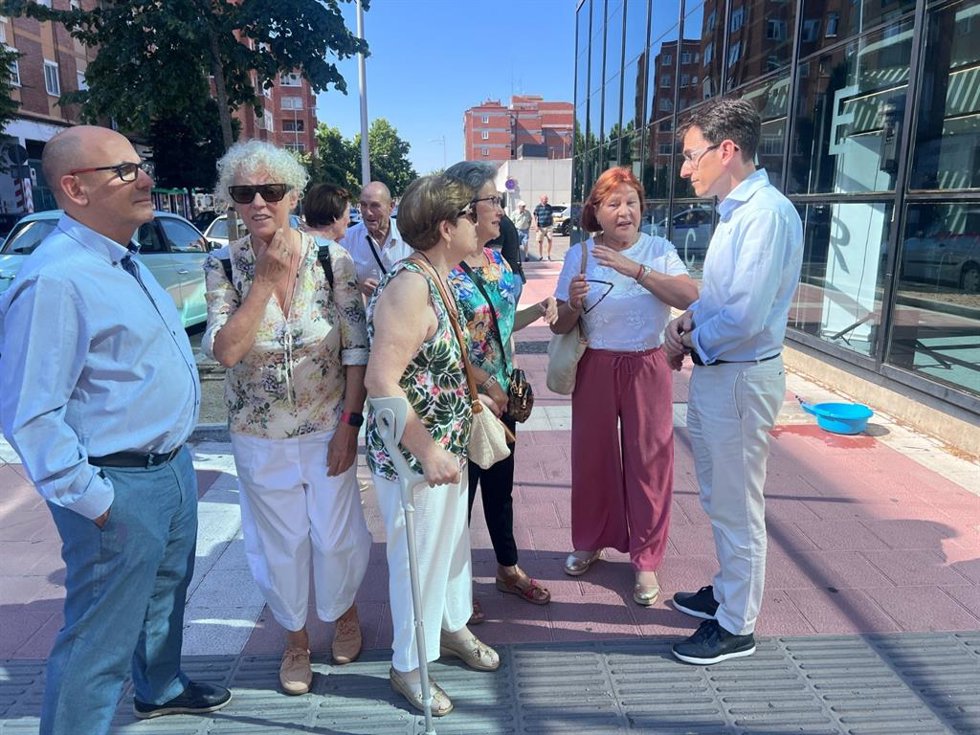 Concejales del Grupo Municipal Socialista en el Ayuntamiento junto a usuarios del Centro de Vida Activa y vecinos de Las Delicias.