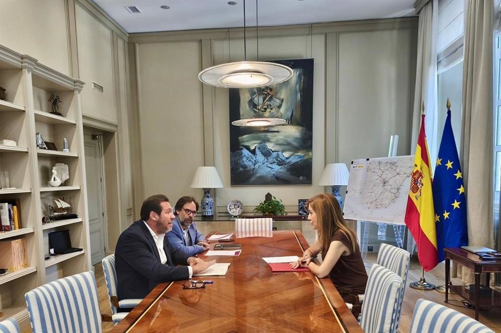 La alcaldesa de Miranda (Burgos), Aitana Hernando, se reune en Madrid con el ministro de Transportes, Óscar Puente y el presidente de Renfe, Álvaro Fernández Heredia