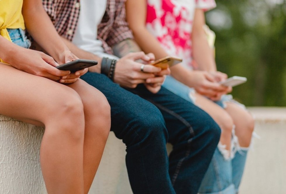 Usuarios menores utilizando redes sociales.