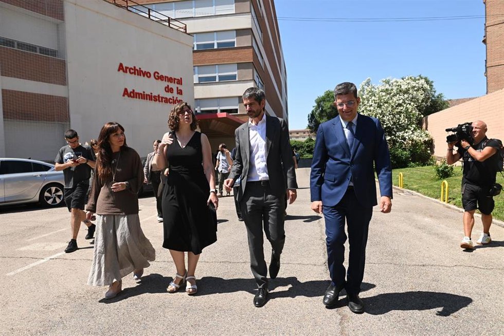 El ministro de Cultura, Ernest Urtasun (2d), llega a la celebración del acto de presentación de los nuevos fondos documentales institucionales, a 30 de junio de 2026, en Alcalá de Henares (Madrid, España). 