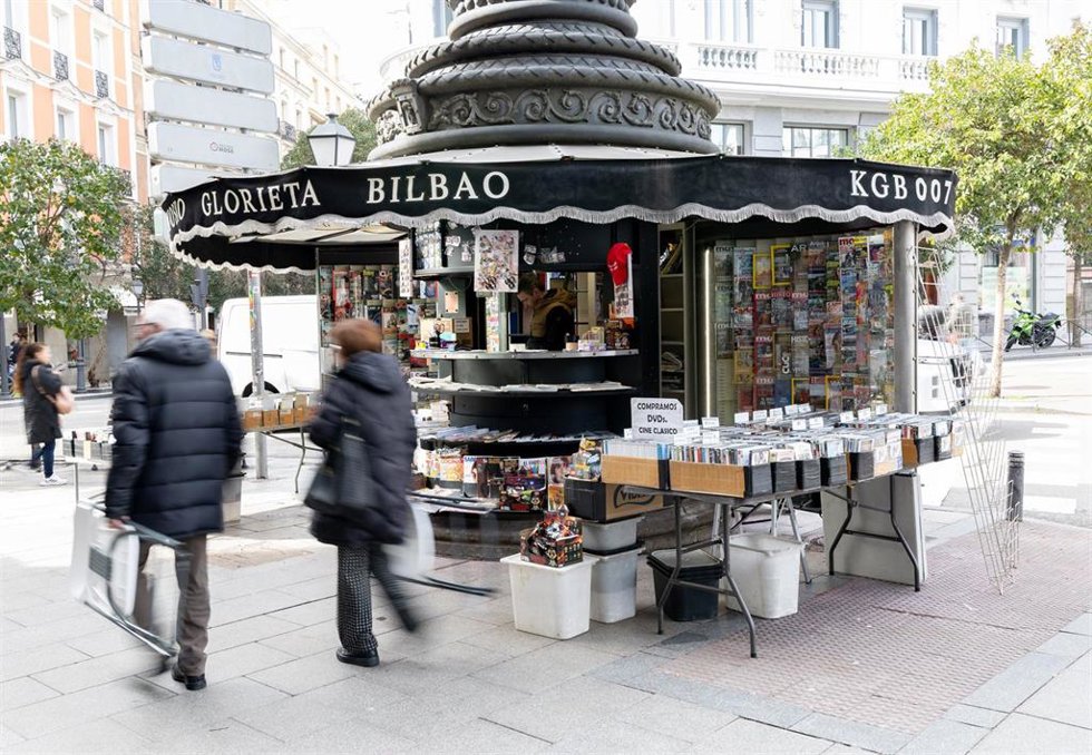 Archivo - Exterior de un quiosco callejero, a 16 de febrero de 2026, en Madrid (España). El proyecto piloto del Ayuntamiento de Madrid para revitalizar los quioscos de prensa mediante nuevos servicios urbanos: armarios inteligentes para la recogida y entr