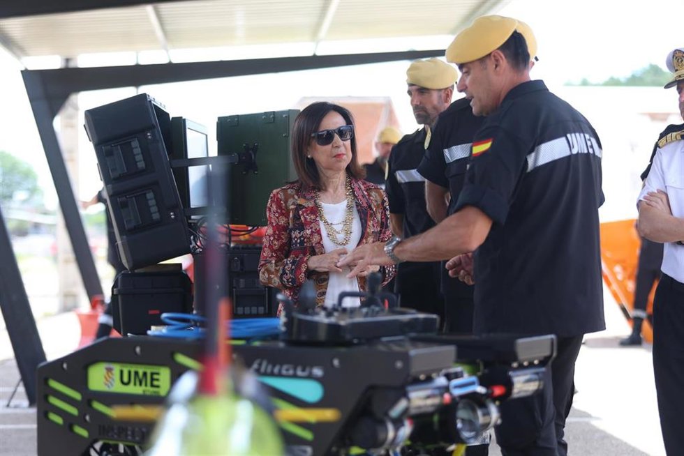 La ministra de Defensa, Margarita Robles, durante una visita al V Batallón de Intervención en Emergencias (BIEM V) y la Unidad de Drones de la UME (Udrume), en la Base Militar 'Conde de Gazola' (León).