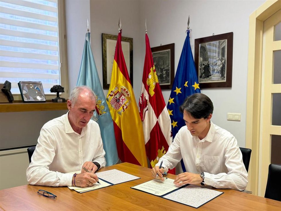 El alcalde de Segovia firma el acuerdo con el presidente de la Junta de Cofradías.