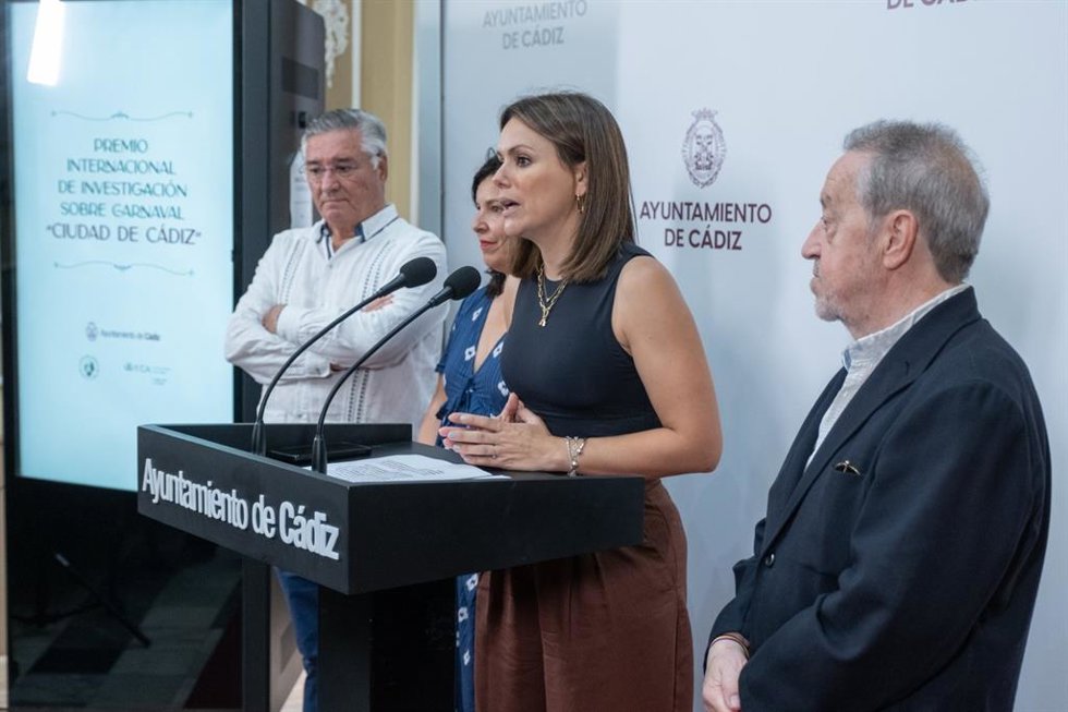 Beatriz Gandullo presentando el Premio Internacional de Investigación sobre Carnaval 'Ciudad de Cádiz'.