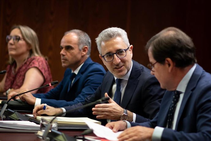El ministro de Hacienda, Arcadi España (2d), comparece ante la Comisión de Hacienda, a 30 de junio de 2026, en Madrid (España). Durante su comparecencia, España ha informado detalladamente a los grupos parlamentarios sobre las líneas generales de la polít