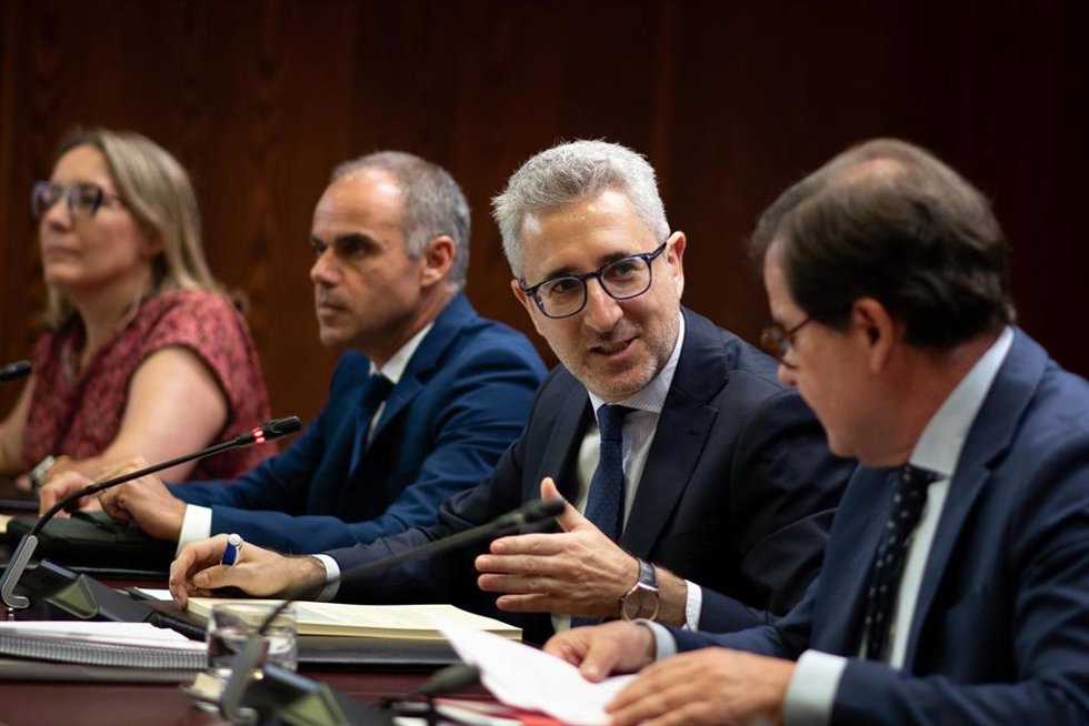 El ministro de Hacienda, Arcadi España (2d), comparece ante la Comisión de Hacienda, a 30 de junio de 2026, en Madrid (España). Durante su comparecencia, España ha informado detalladamente a los grupos parlamentarios sobre las líneas generales de la polít
