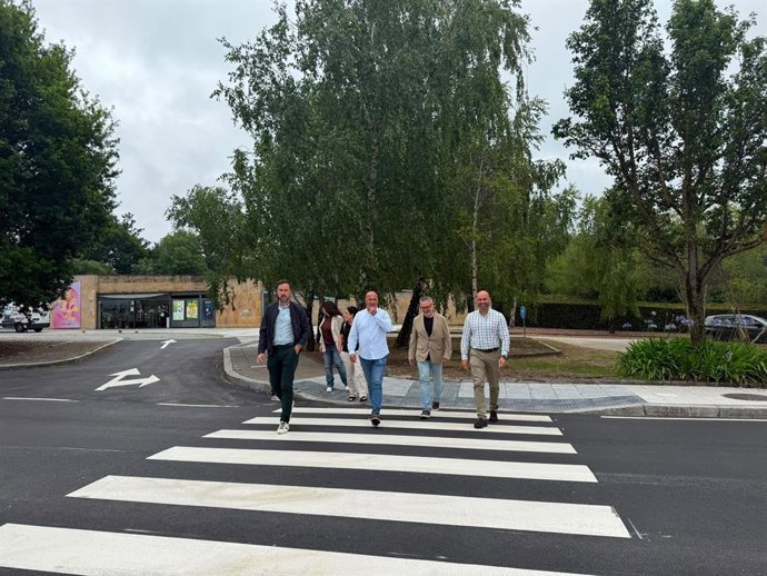El concejal de Infraestructuras Urbanas y Rurales del Ayuntamiento de Gijón, Gilberto Villoria, y el de Urbanismo, Jesús Martínez Salvador, visitan las mejoras de accesibilidad de la parada del autobús del Jardín Botánico Atlántico.