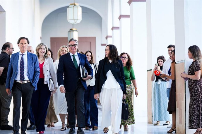 El portavoz del grupo parlamentario Vox en Andalucía, Manuel Gavira (4d), acompañado por los miembros de su bancada, llegan al hemiciclo del Parlamento para intervenir en la segunda jornada del debate de investiduraA 30 de junio de 2026 en Sevilla (Andalu