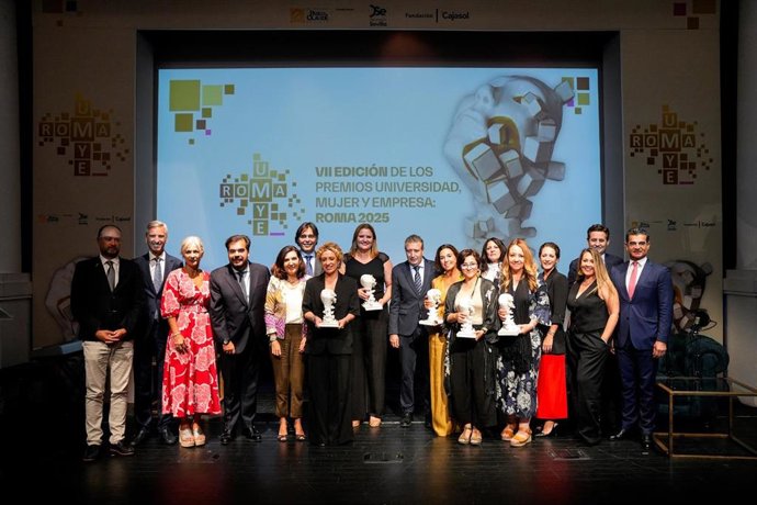 Archivo - Foto de familia final durante VII edición de los 'Premios universidad, mujer y empresa: Roma 2025'.