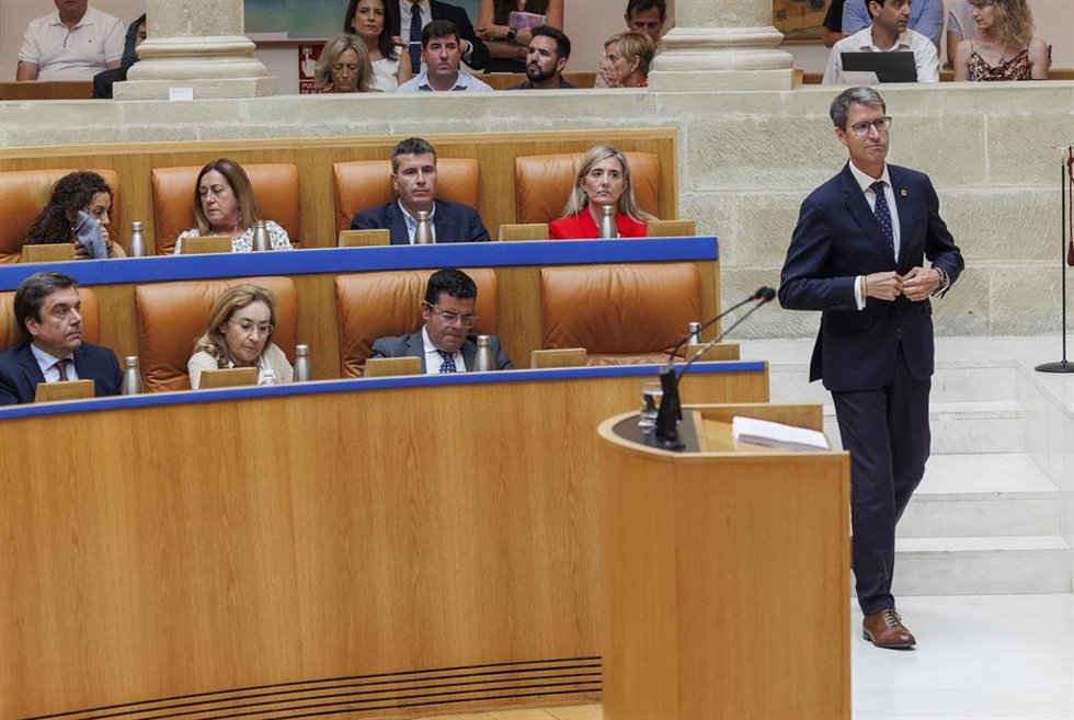Archivo - El presidente del Gobierno de La Rioja, Gonzalo Capellán (d).
