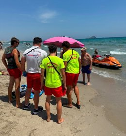 Efectivos de emergencia atienden a un hombre de 80 años tras ser rescatado del agua en la playa de El Pedrucho, en San Javier