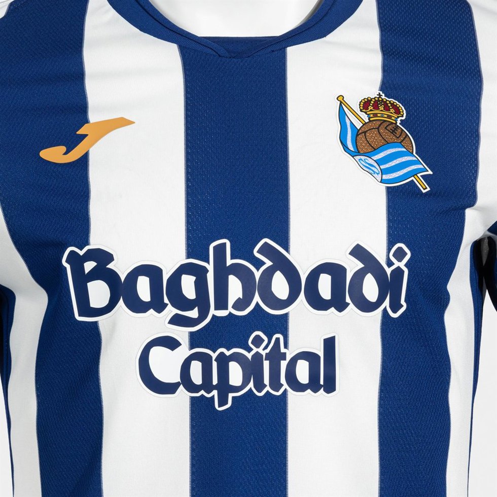 Archivo - La Real Sociedad y Joma apuestan por la 'esencia' en la camiseta 'txuri urdin' para 2026-27.