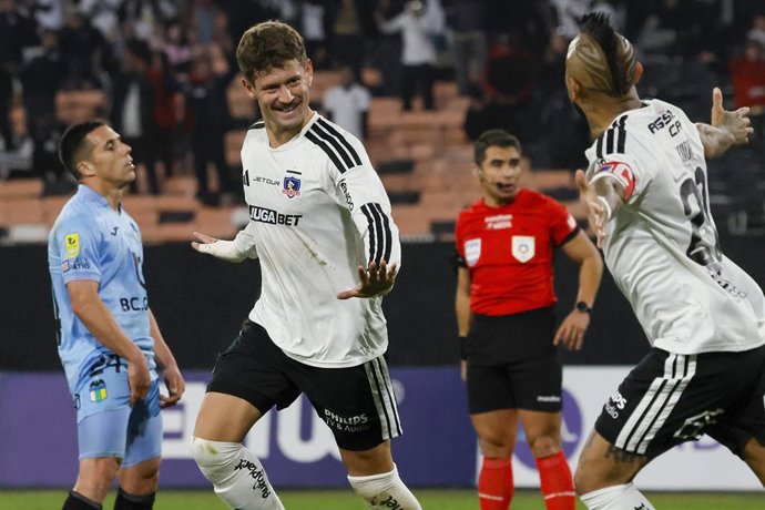 Futbol, Colo Colo vs O’Higgins. Fecha 1, Copa Chile 2026. El jugador de Colo Colo Joaquin Sosa, izquierda, celebra con Arturo Vidal tras marcar un gol contra O’Higgins durante el partido de la Copa Chile disputado en el estadio Monumental de Santiago,