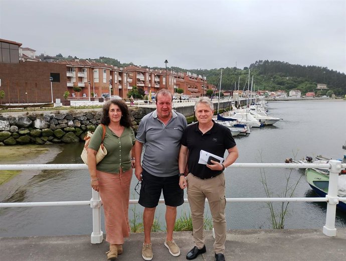 La teniente alcalde de Soto del Barco, Marian Flórez; el  director general de Pesca Marítima, Enrique Plaza, y el patrón mayor de la  Cofradía de Pescadores San Juan Bautista de  L' Arena, Marino Díaz.