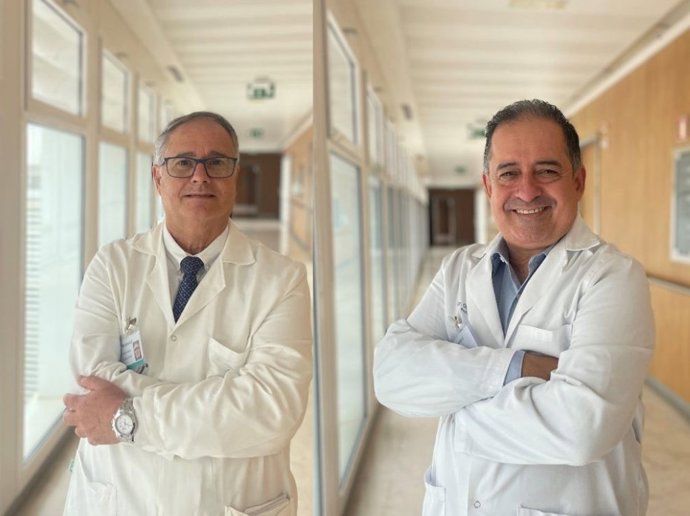 El jefe del Servicio de Pediatría del Hospital Quirónsalud Infanta Luisa, Rafael Espino Aguilar, y el pediatra de la citada institución sanitaria Andrés Osuna Vera.