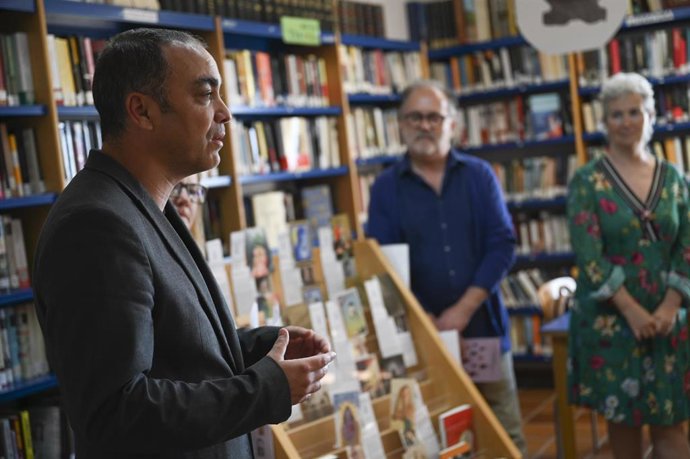 Archivo - El diputado delegado de Cultura de la Diputación Provincial de Huesca (DPH), Carlos Sampériz, visita la biblioteca de Fonz (Huesca).