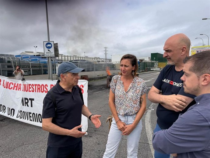 La diputada de IU Convocatoria por Asturies, Delia Campomanes, y el portavoz municipal de IU en Gijón, Javier Suárez Llana, muestran su apoyo a la plantilla de Trefilerías Moreda en huelga, en Gijón.