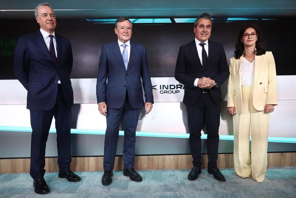 El nuevo CEO de Indra, Josep Maria Recasens, y el presidente ejecutivo de Indra, Ángel Simón Grimaldos.