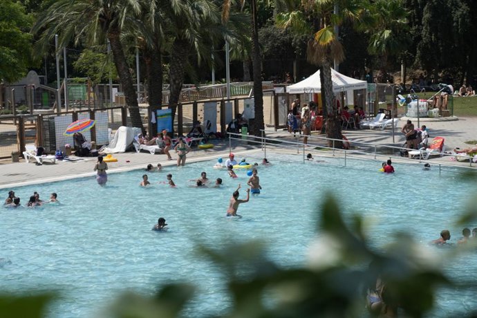 Archivo - Una piscina municipal de Barcelona
