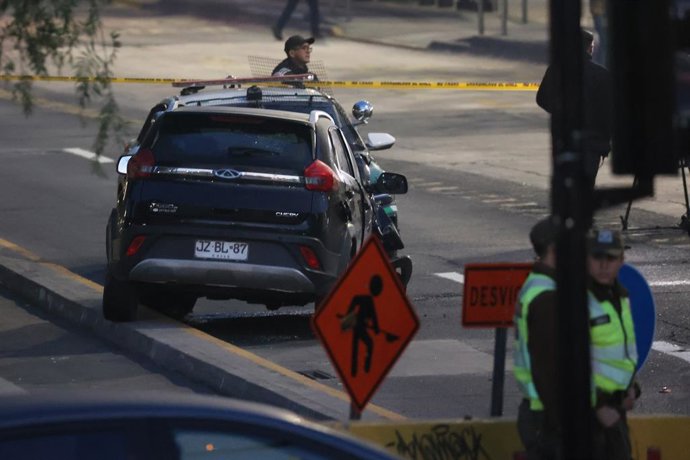 Santiago 6 de junio 2025. Carabineros inform  que dos personas murieron tras ser chocadas en su veh culo por dos sujetos que escapaban de una persecuci n policial en la comuna de Santiago. Ambos sospechosos fueron detenidos y se les descubri  un arma de