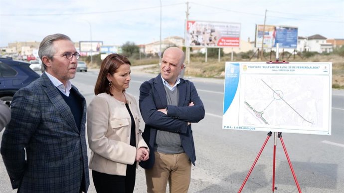 El presidente de la Diputación de Almería, José Antonio García Alcaina, y la alcaldesa de Albox, María del Mar Alfonso, en la presentación del proyecto de bulevar.