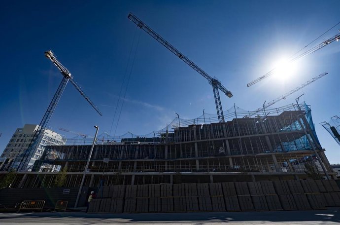 Archivo - Edificios en construcción en la capital, a 27 de octubre de 2021, en Madrid, (España).