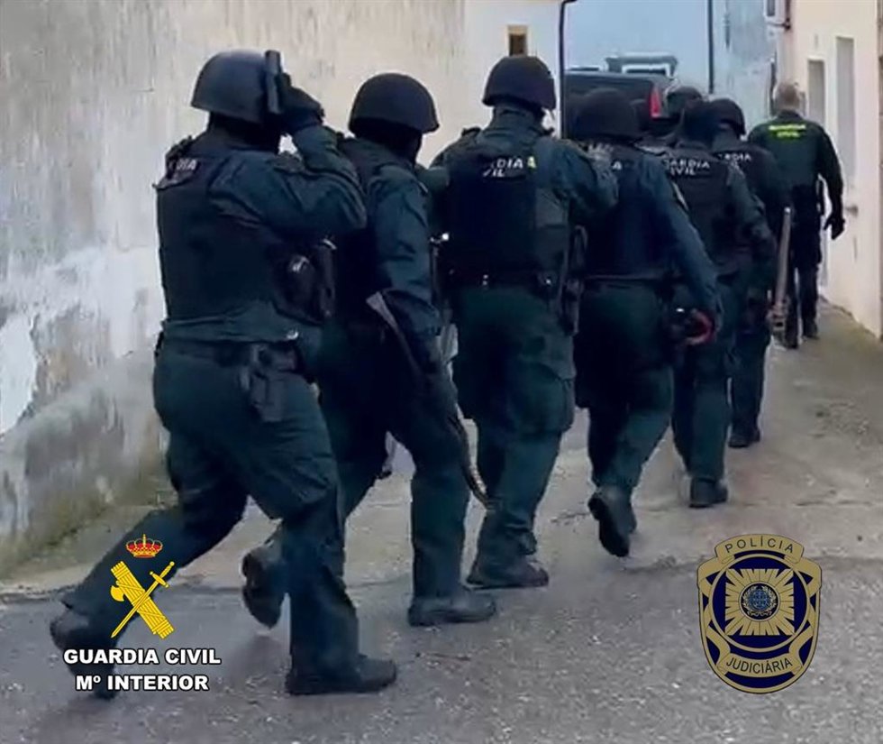 Momento en el que intervienen los agentes de la Guardia Civil.
