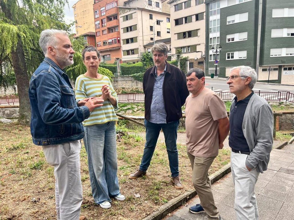El portavoz de IU-Convocatoria por Asturies, Xabel Vegas, junto al portavoz de la formación en Oviedo, Gaspar Llamazares, y la concejala Cristina Pontón.