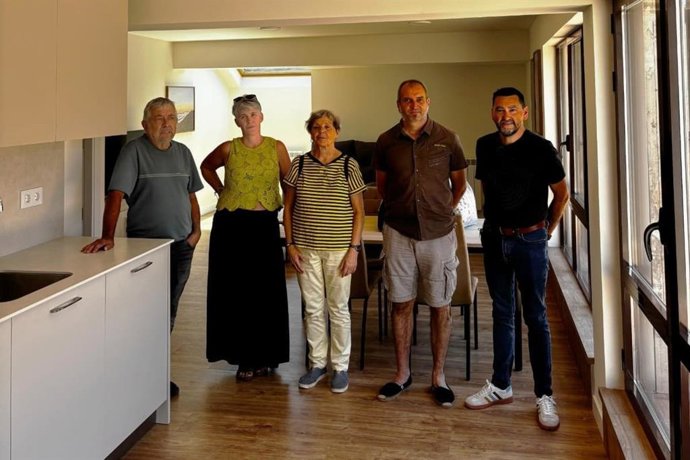 El director general de Administración Local y Despoblación del Gobierno de Navarra, Jesús María Rodríguez, acompañado de los representantes de Ochagavía, Junta de Salazar y Ayuntamiento y Junta de Roncal, entidades con 'coliving' en el Pirineo.