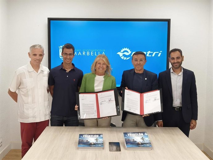 Marbella firma un acuerdo para ser en una de las sedes del circuito internacional de triatlón T100