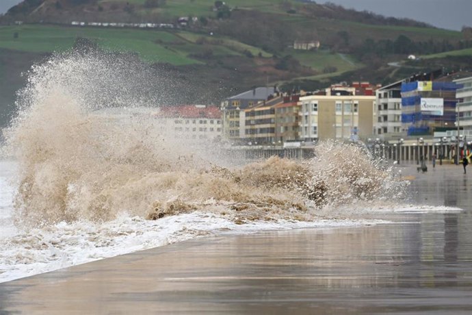 Archivo - La olas rompen contra la costa en Zarautz.