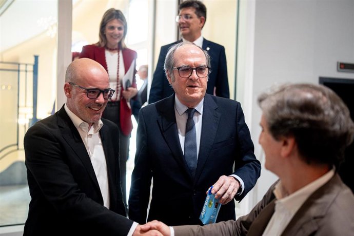 Archivo - El delegado del Gobierno en Madrid, Francisco Martín Aguirre (i) y el Defensor del Pueblo, Ángel Gabilondo (c), a su llegada a la Lectura Continuada del Quijote en su XXX edición, en el Círculo de Bellas Artes, a 23 de abril de 2026, en Madrid (