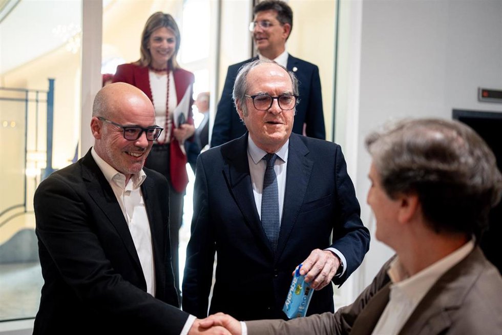 Archivo - El delegado del Gobierno en Madrid, Francisco Martín Aguirre (i) y el Defensor del Pueblo, Ángel Gabilondo (c), a su llegada a la Lectura Continuada del Quijote en su XXX edición, en el Círculo de Bellas Artes, a 23 de abril de 2026, en Madrid (
