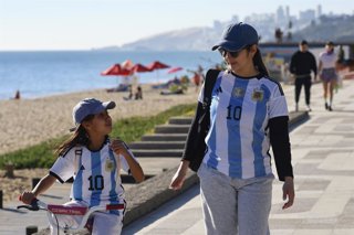 Vina del Mar, 28 de junio 2026  Turistas pasean por el borde costero de Vina del Mar durante el fin de semana largo  Sebastian Cisternas/Aton Chile