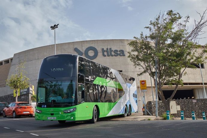 Guagua de dos pisos que empezará a realizar servicios de transporte público en las dos autopistas de la isla